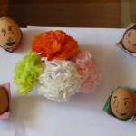 Taller de pintar huevos y flores de papel